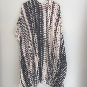 Shoulder drape for cool nights